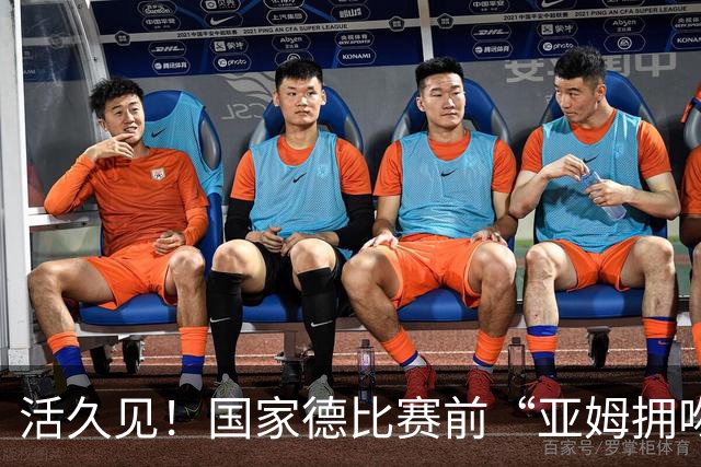 活久见！国家德比赛前“亚姆拥吻壁画”惊现街头 两人脚边放着金球奖